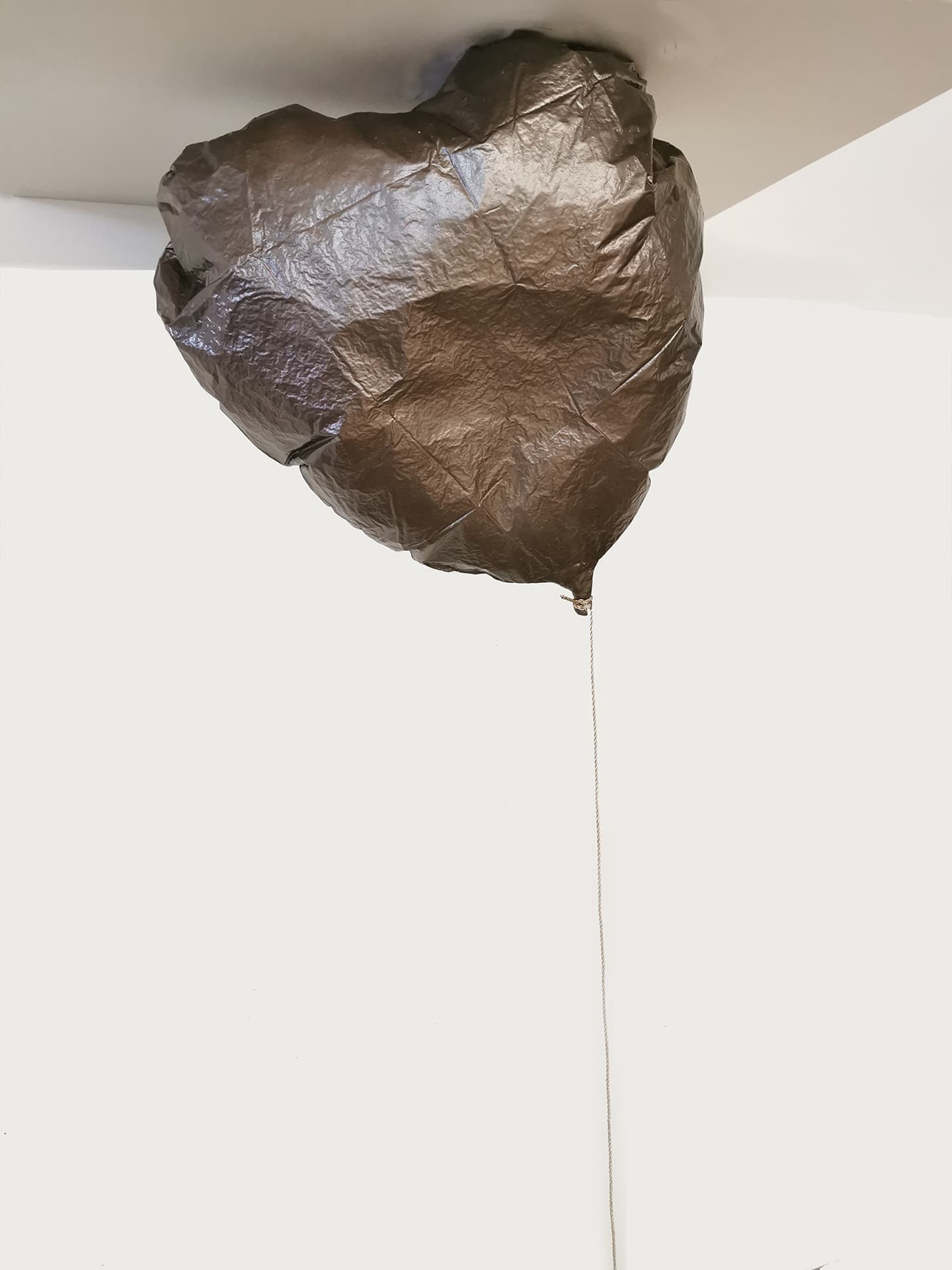 Un peu d’éternité (coeur marron au plafond)