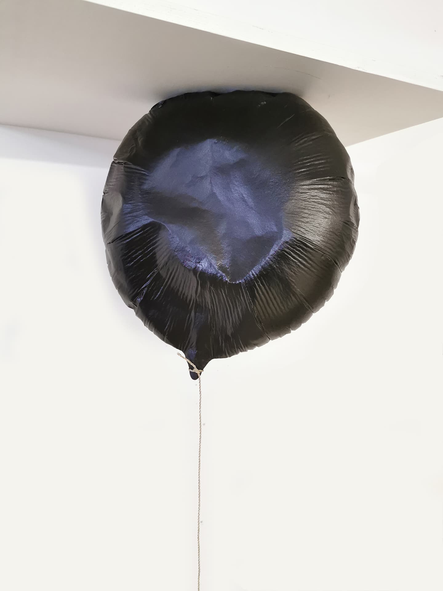 Un peu d’éternité (rond noir au plafond)