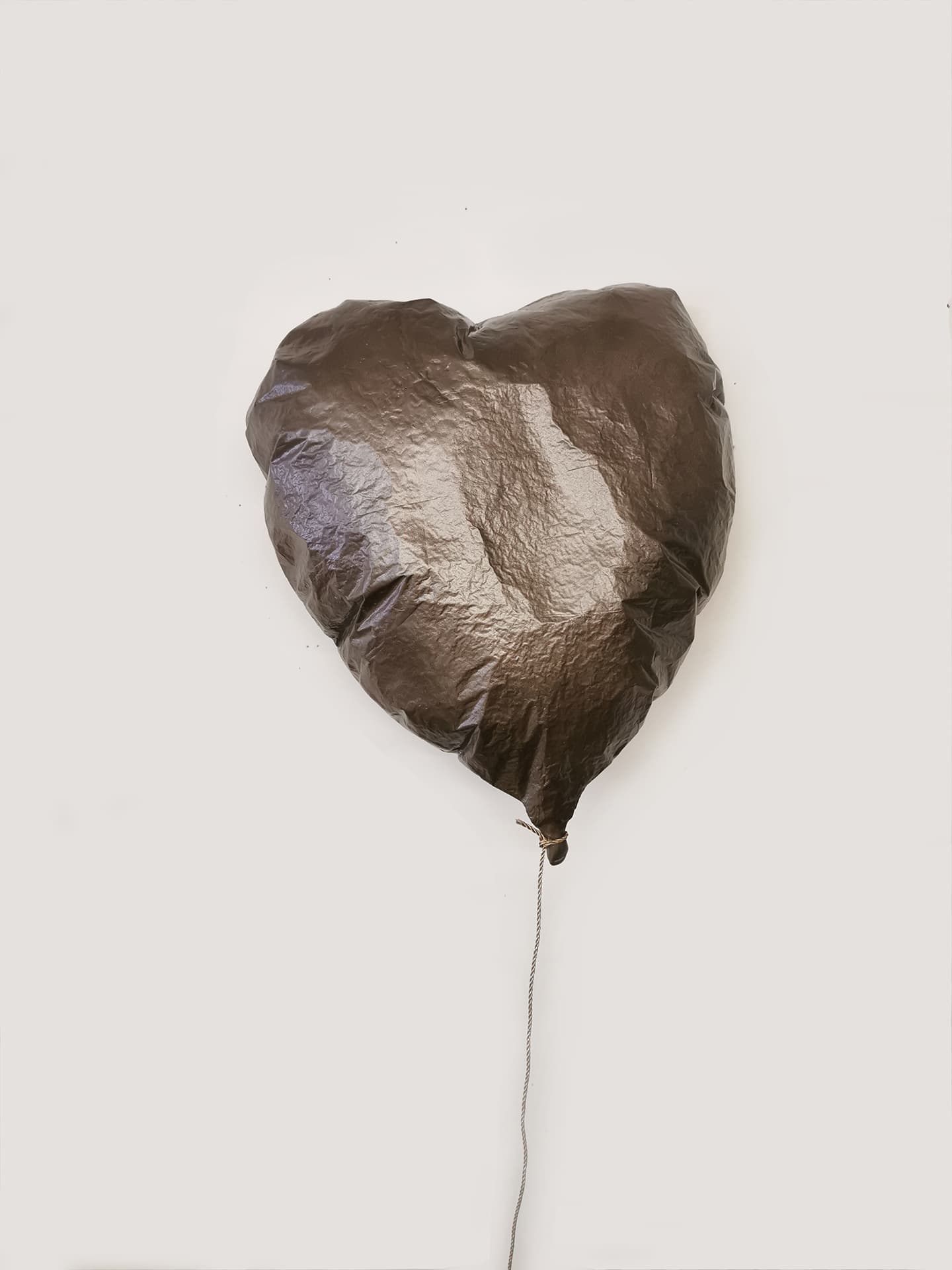 Un peu d’éternité (coeur marron au mur) (Collection privée)